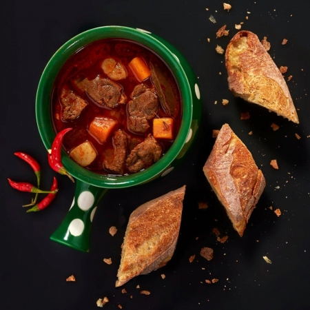 BEEF GOULASH SOUP WITH BREAD
